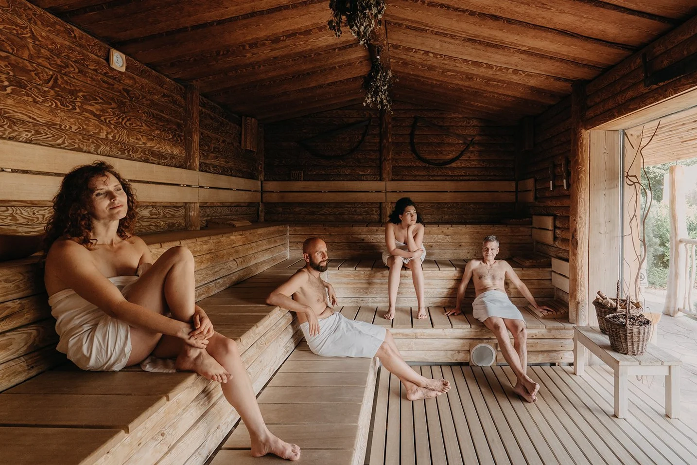 sauna na jezeře s lidmi