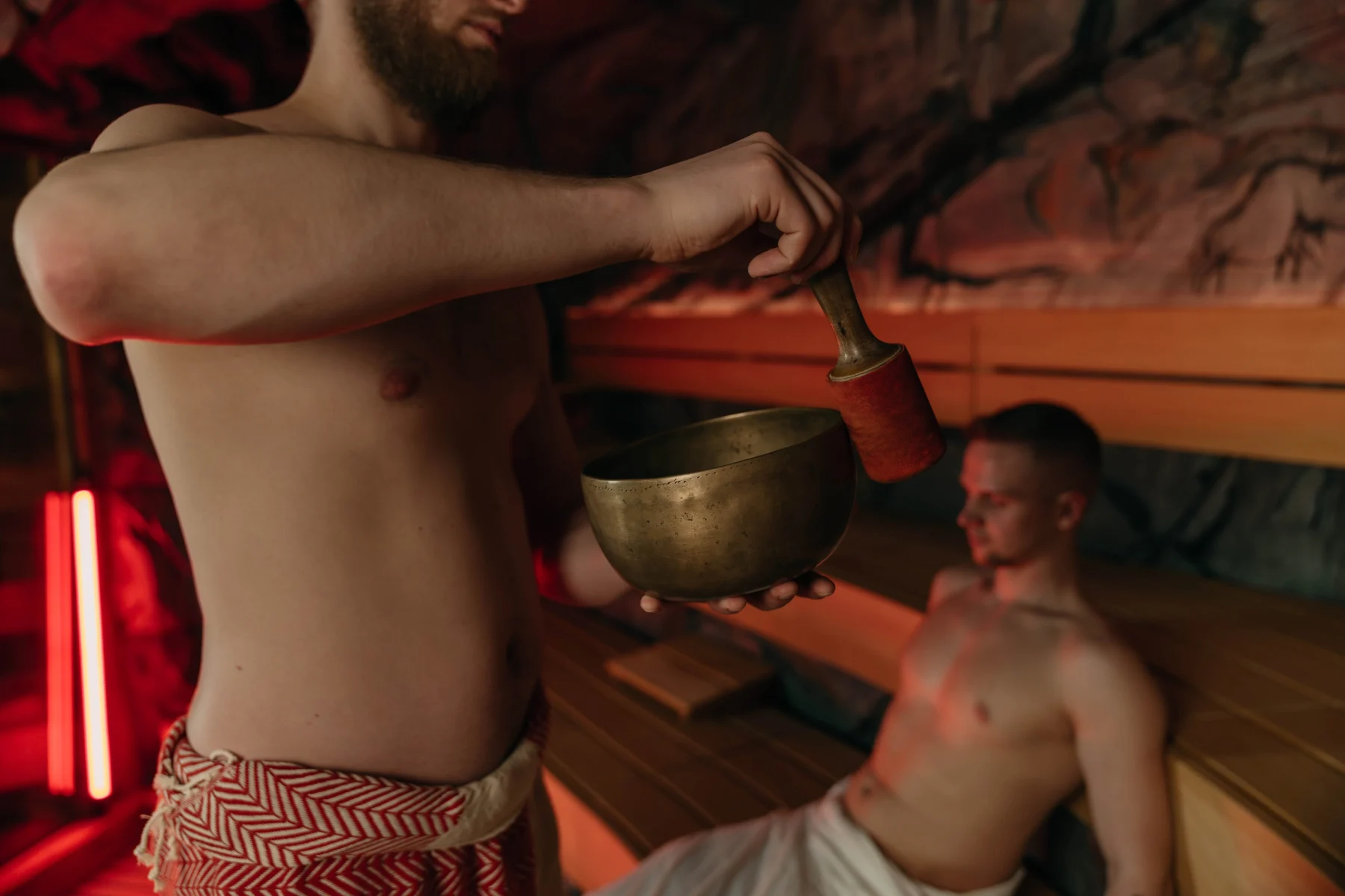 saunovy ceremonial s miskou jeskyně