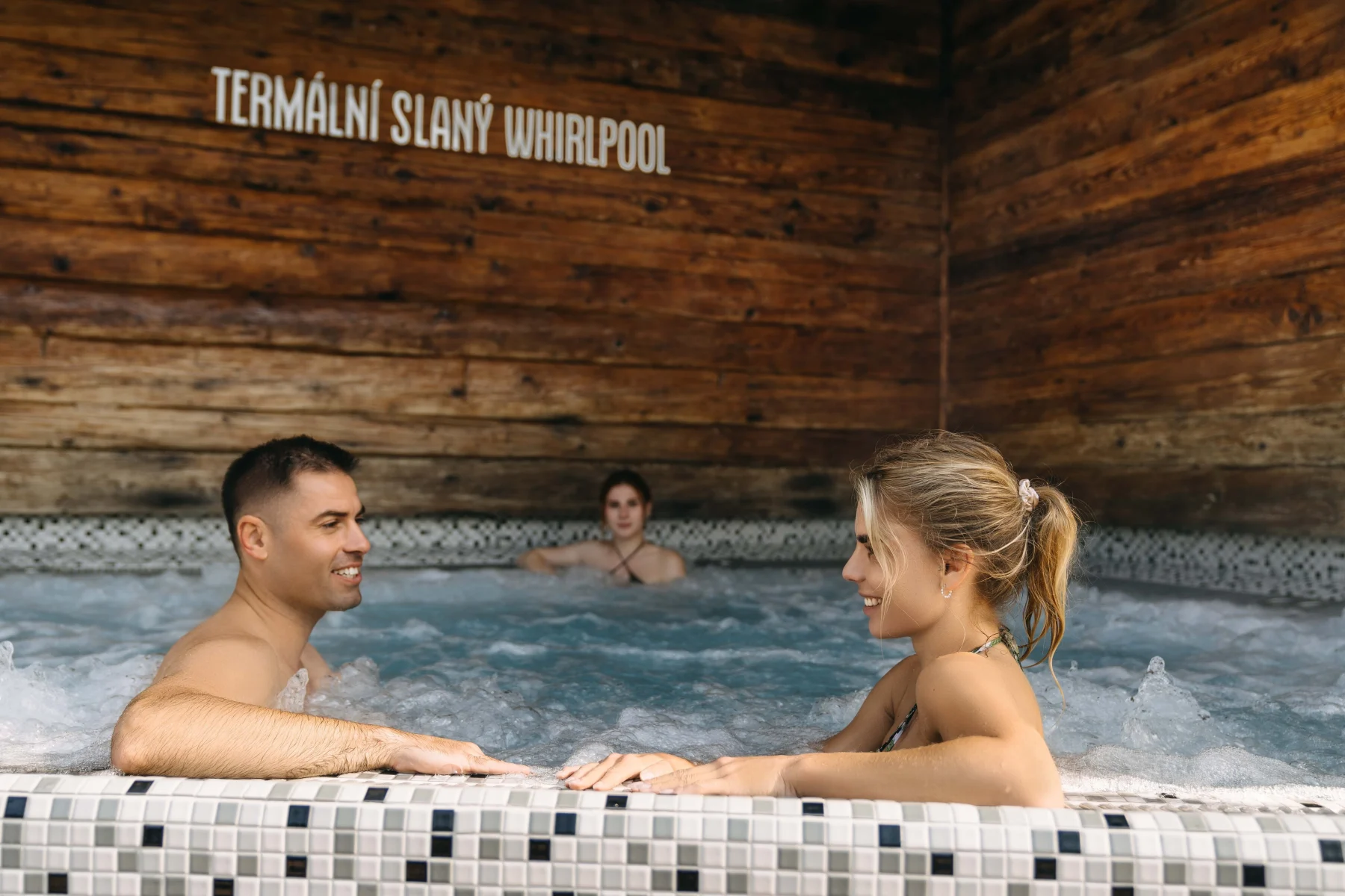 2025_08_MAX_par ve whirlpoolce ruce na okraji
