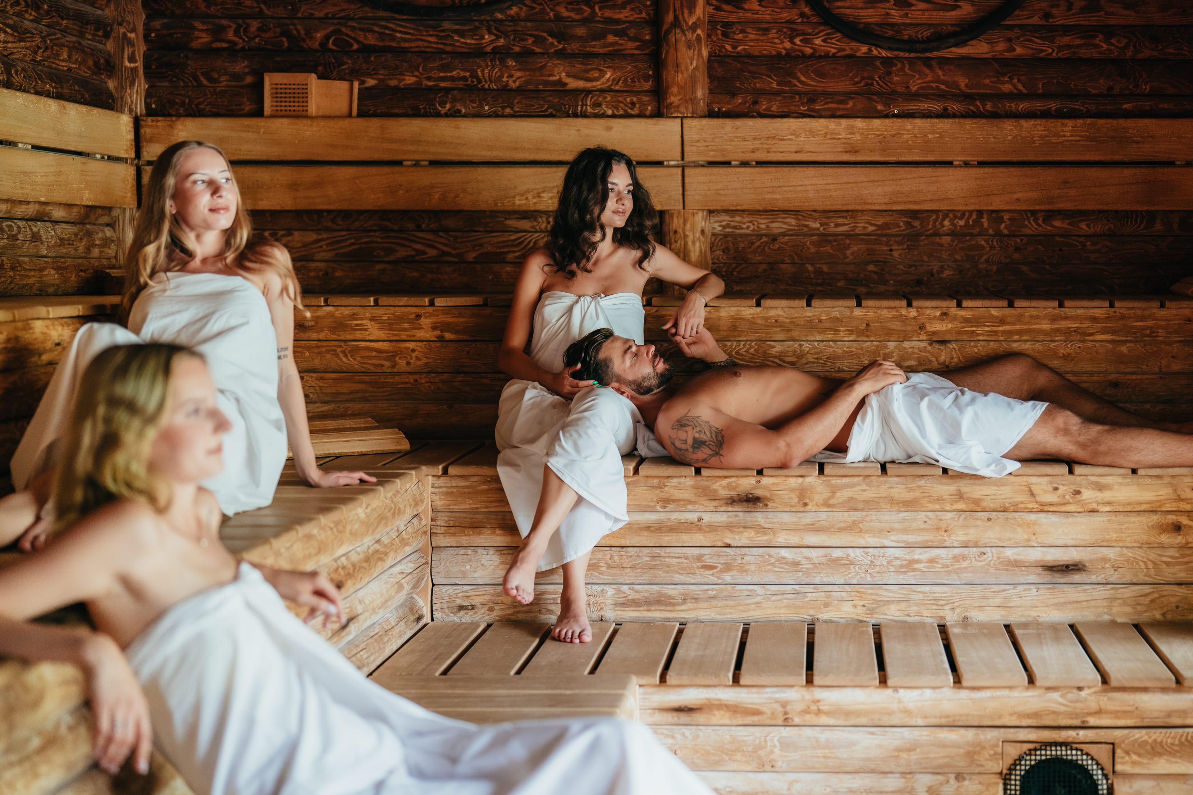 sauna na jezeře s lidmi