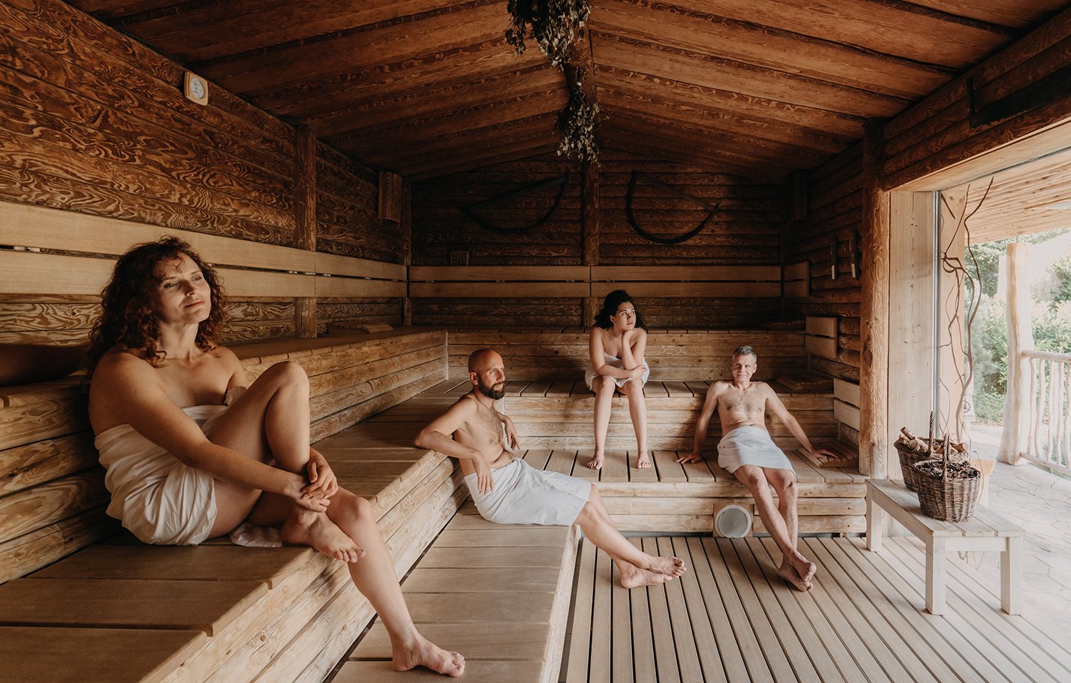 sauna na jezeře s lidmi