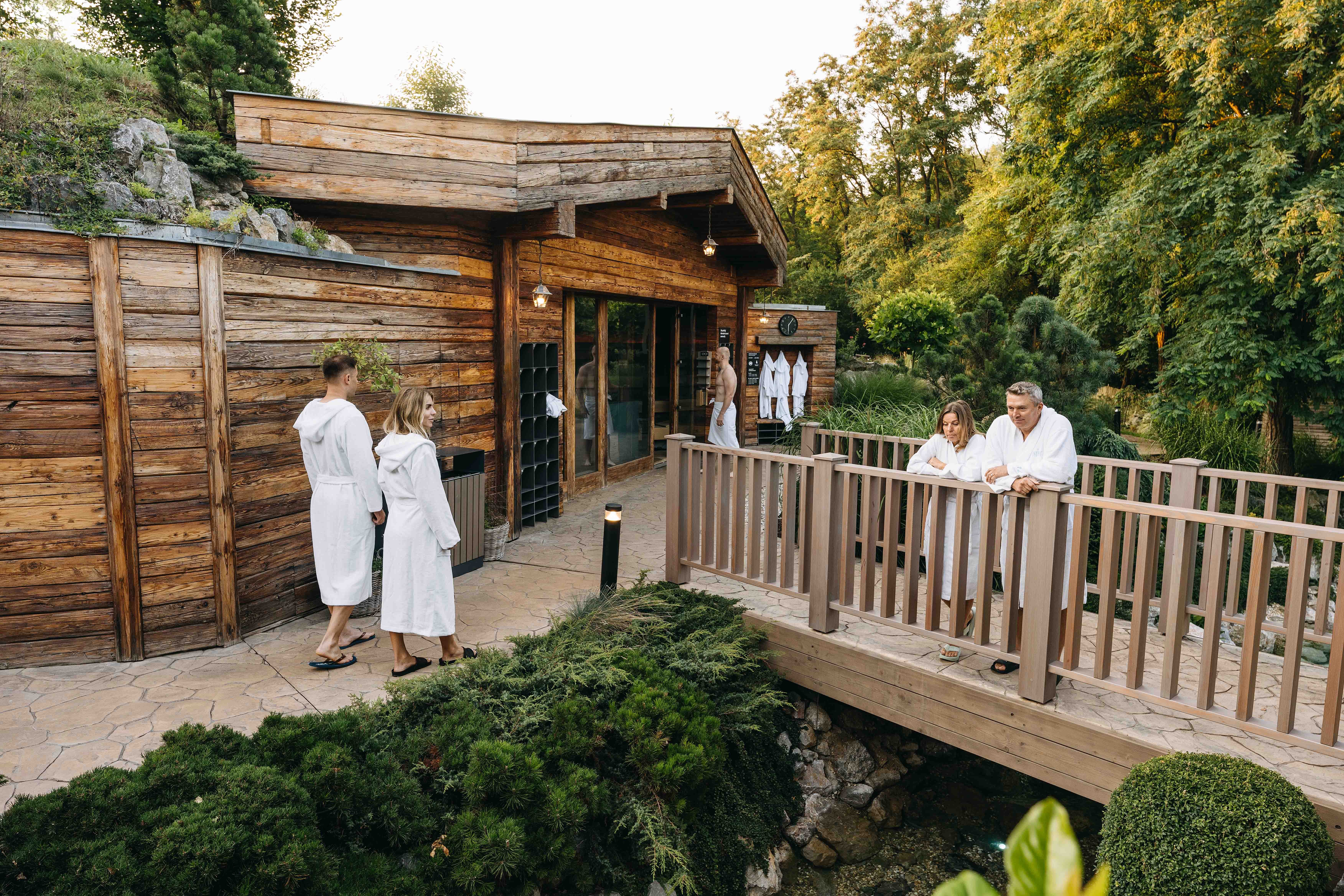 venkovni wellness s lidmi pohled jeskyni a mostek