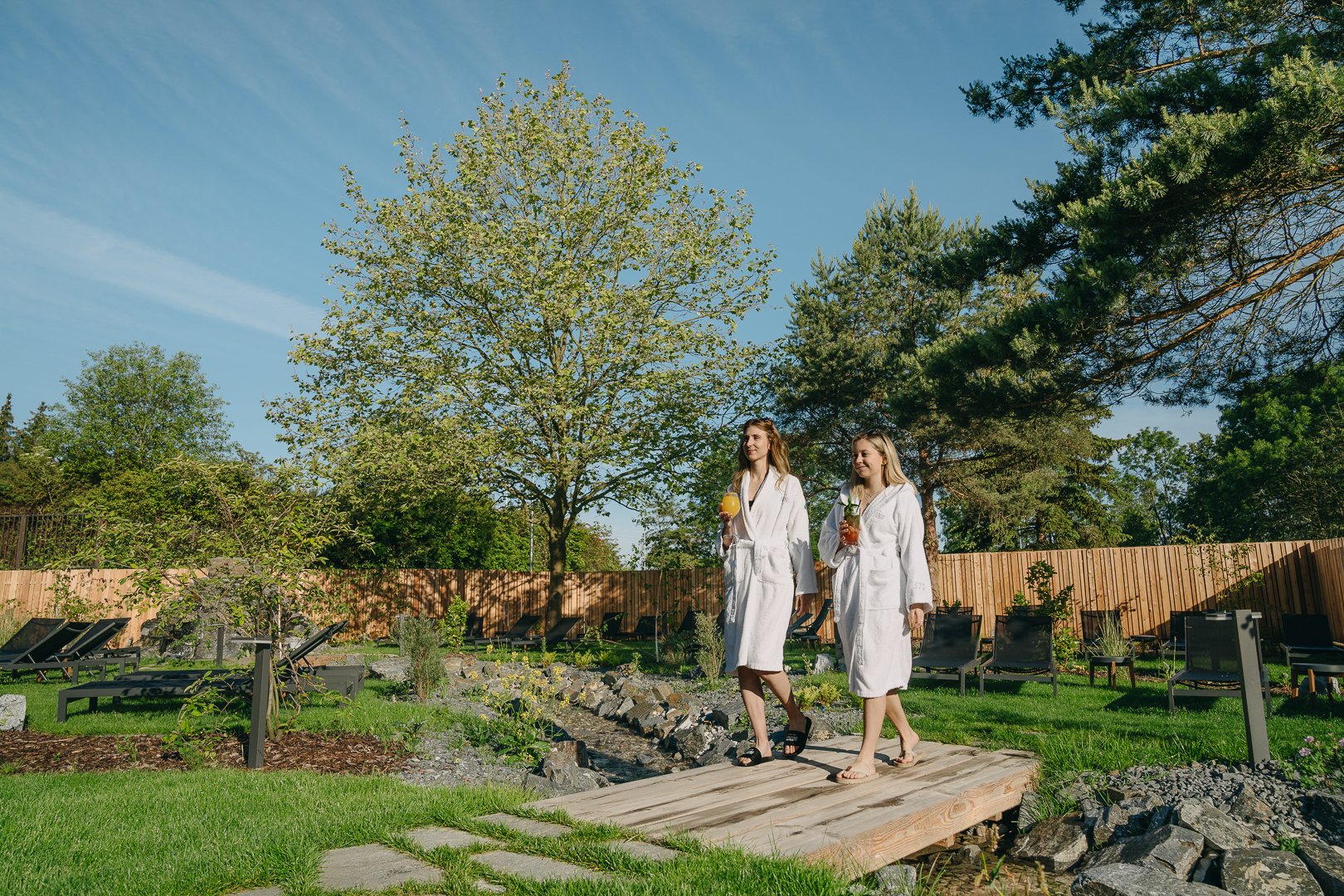 infinit sen ženy chůze zahrada